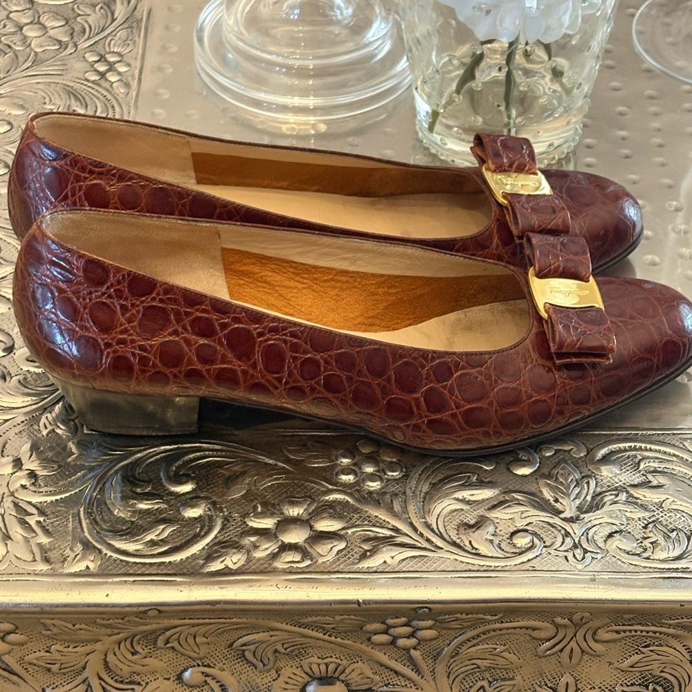Salvatore Ferragamo Vara Croc-Embossed leather Bow Flats with Gold Plaque - Picture 6 of 11